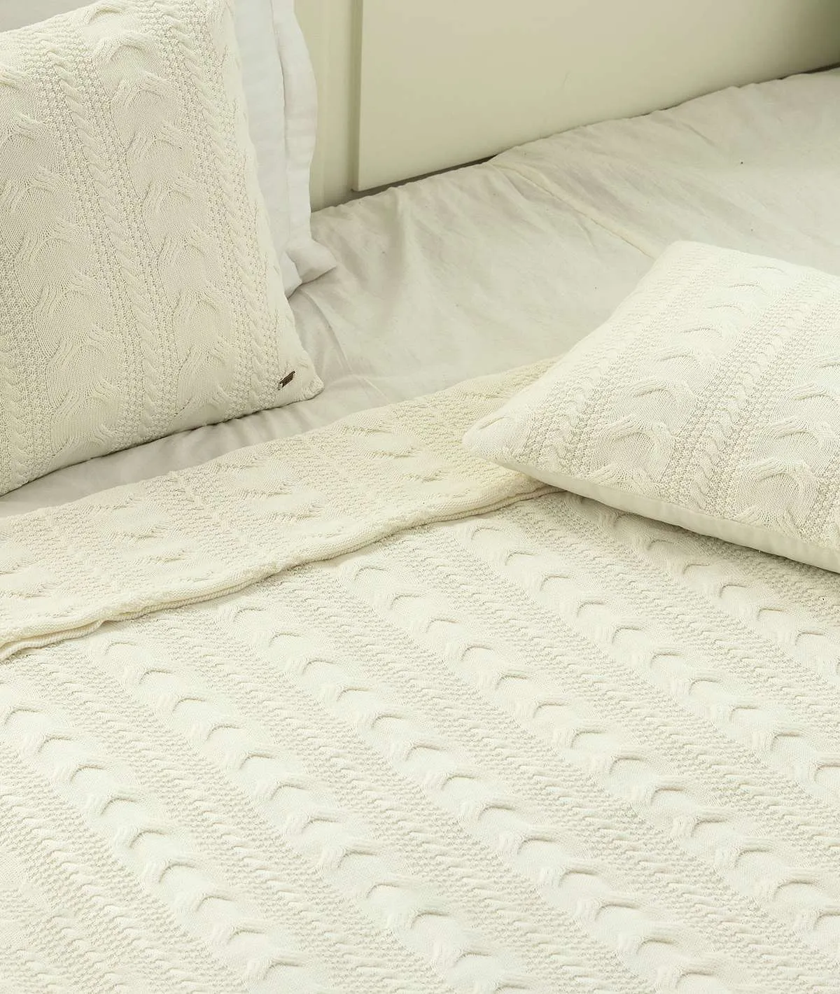 Classic Cable Gift Combo Knitted Single Bed AC Blanket & Cushion Covers in a Canvas Bag Packaging (Set of 4pcs) in Ivory Color