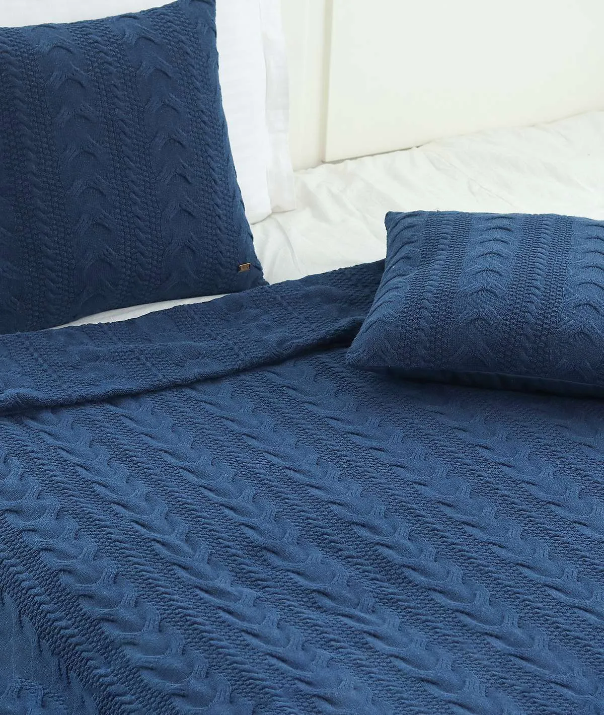 Classic Cable Gift Combo Knitted Single Bed AC Blanket & Cushion Covers in a Canvas Bag Packaging (Set of 4pcs) in Navy Melange Color